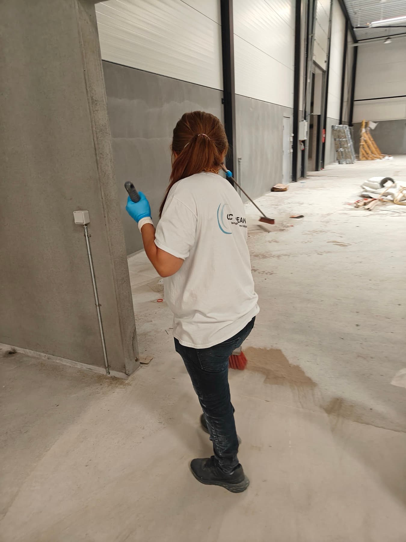 CC-Cleaning medarbejder gør væg ren på byggeplads i hal