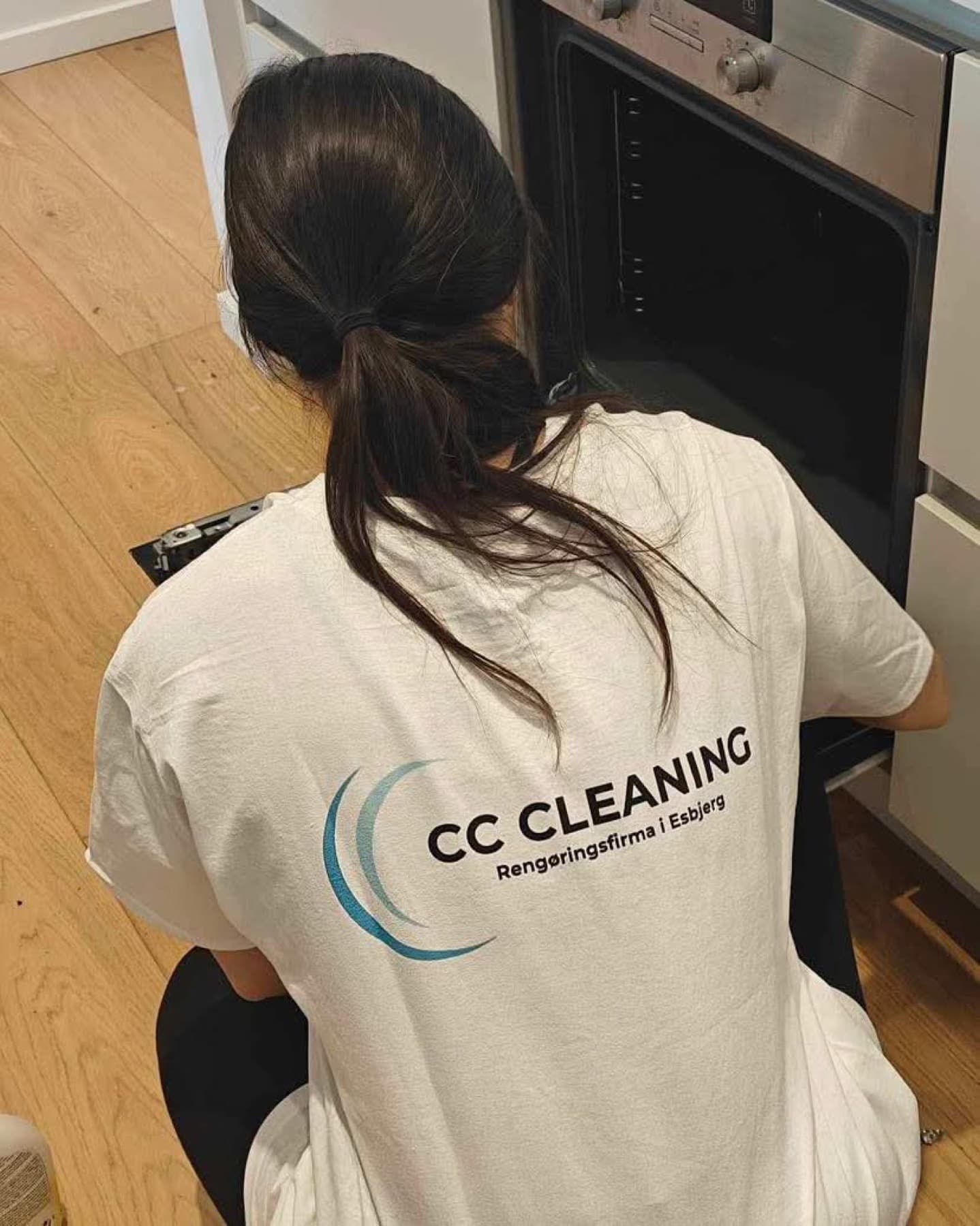 CC-Cleaning medarbejder rengør ovn i sommerhus efter gæsteophold